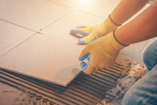 hausbau-haus-bauen-eigenleistung-handwerker-fliesen-02 Fließen verlegen auf dem Bau