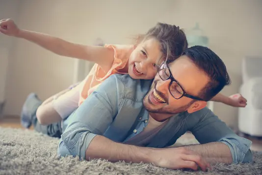 Vater spielt mit seiner Tochter